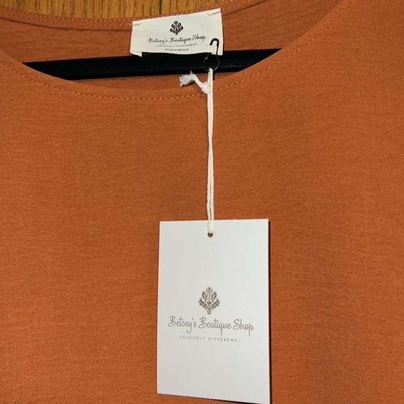 Rust colored Blouse w cap sleeve - Picture 4 of 4